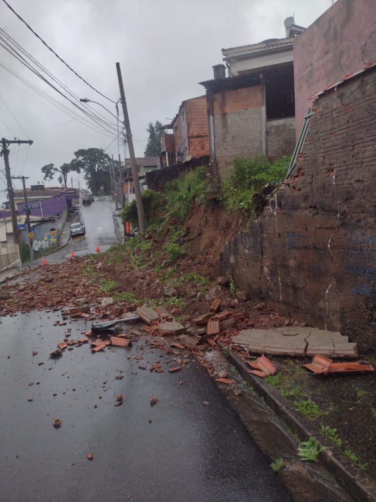 Entulho de muro desabado ocupa rua em Poços de Caldas