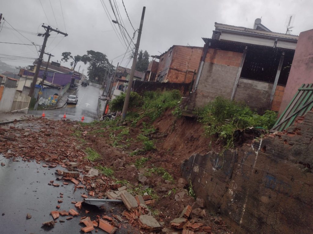 Muro e barranco desmoronam após chuva em Poços de Caldas