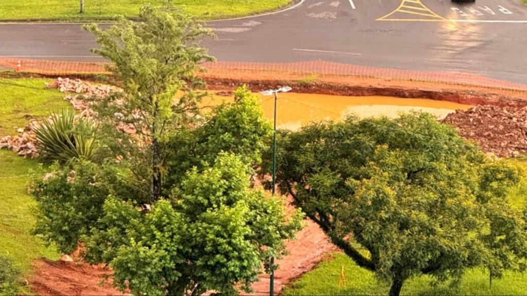 Buraco com lama na obra de acesso à Prefeitura de Poços de Caldas