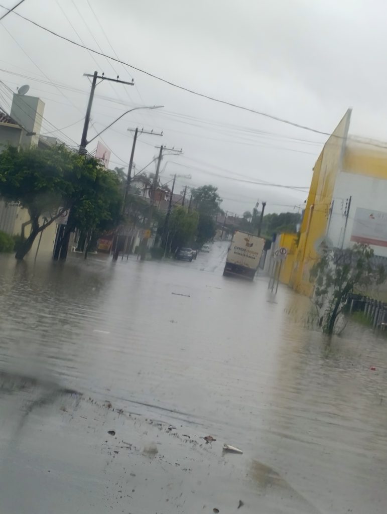 Rua alagada em Poços de Caldas após temporal